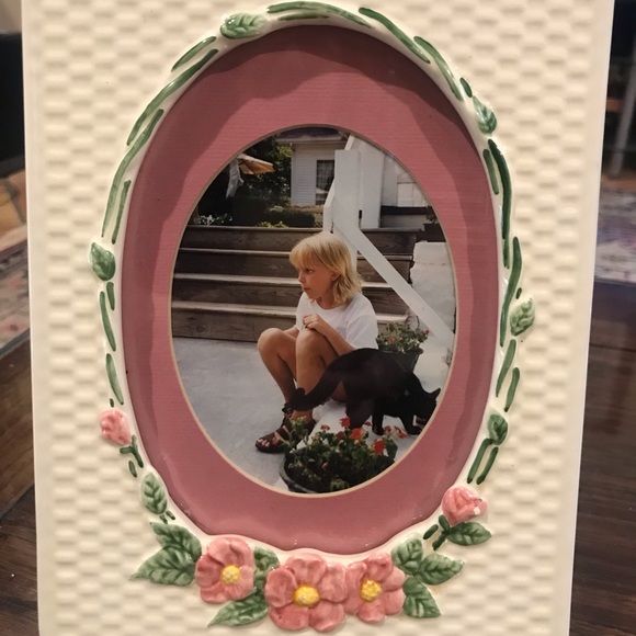 PORCELAIN STANDING PICTURE FRAME - Picture 3 of 8